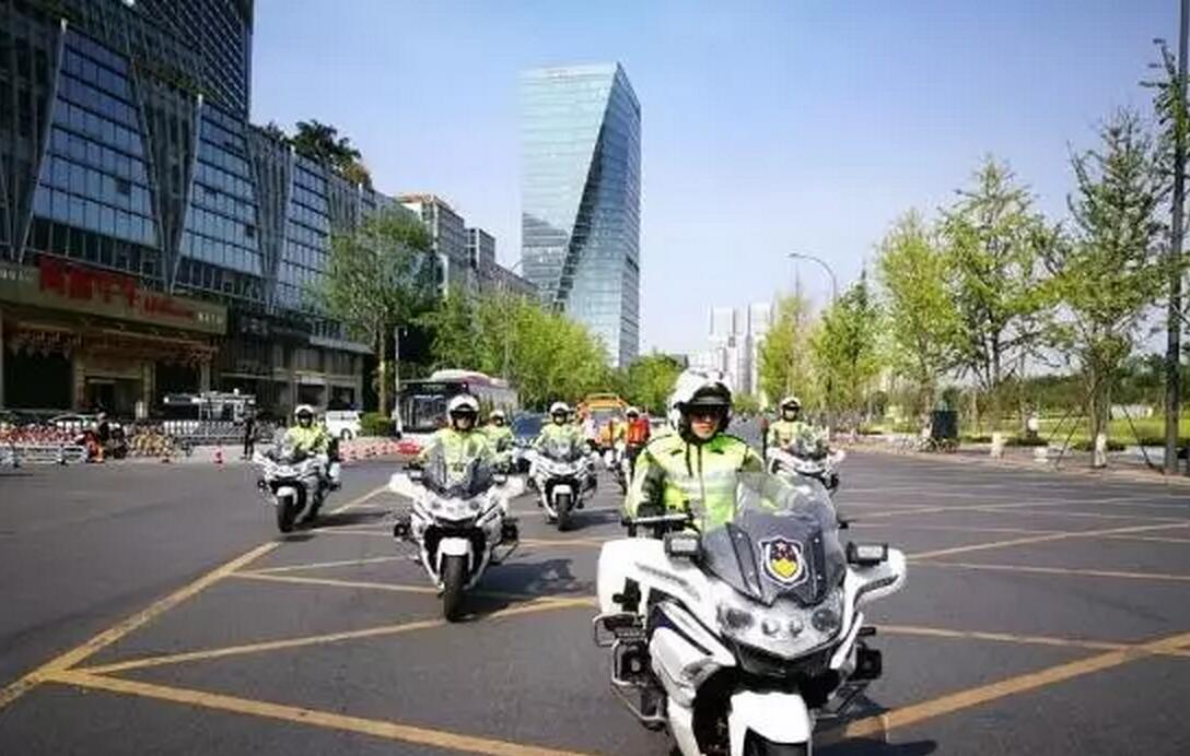 各地先后成立交警铁骑队 维护城市主要道路运行